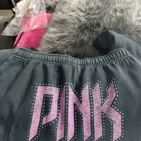 Victoria’s Secret Pink as Seen in Fashion Show 2025 / Campus Fleece Sweatpants - Picture 2 of 2